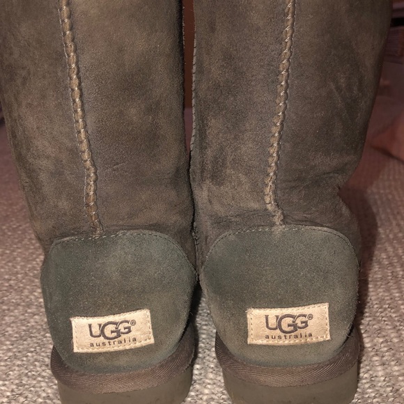 Short grey Ugg boot - Picture 2 of 3